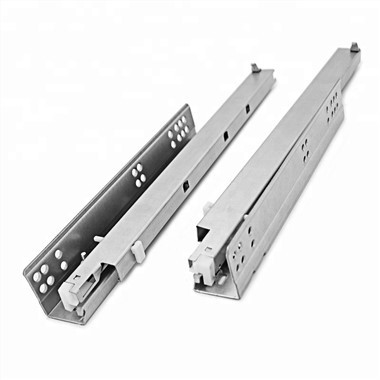 Sistema di guide per cassetti con chiusura ammortizzata sottopiano